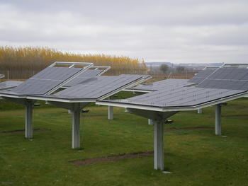 Sobre las pérgolas del aparcamiento se han instalado los paneles solares que abastecerán de electricidad al centro.