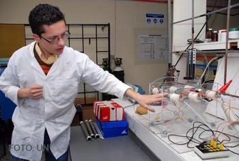 Carlos Trujillo, estudiante de la Maestría en Ingeniería Química, en el laboratorio.