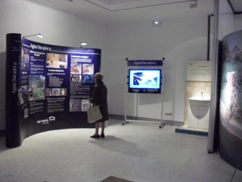 Una mujer observa los paneles divulgativos de la exposición 'Futuro Agua'.