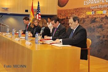 Firma del acuerdo entre la NASA y las instituciones españolas.