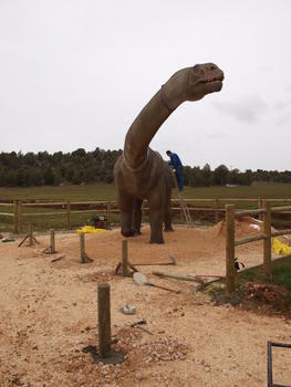 Uno de los dinosaurios instalados en los yacimientos de Mambrillas de Lara y Regumiel de la Sierra (FOTO: FPH).