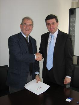 Carlos Vivas y Enrique Martinez firman el acuerdo entre Secartys e Inteco.