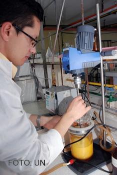 Carlos Trujillo realiza el proceso de ozonización en el laboratorio.
