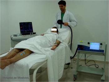 Paciente sometiéndose a la estimulación magnética