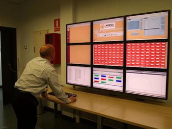 Un técnico maneja en una pantalla ciertos parámetros del Centro de Supercomputación de Castilla y León.