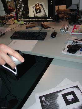 Ejemplo de realidad aumentada: la webcam enfoca al papel y la pantalla muestra una imagen virtual que incluye un personaje.
