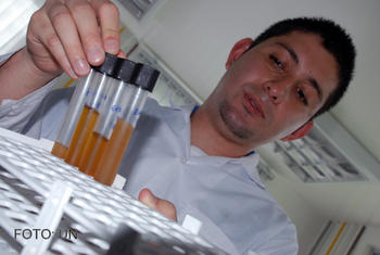 Julián Quintero Suárez, estudiante del Doctorado, con muestras de etanol.