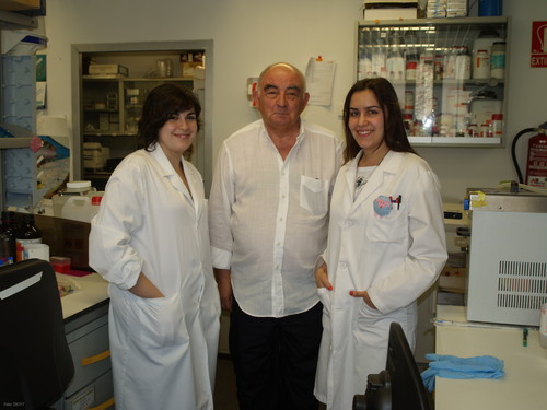 José María Medina, junto a dos investigadoras de su equipo.