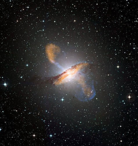 Galaxia Centauro A.  Crédito: ESO/WFI (Óptico); MPIfR/ESO/APEX/A.Weiss et al. (Submilimétrico); NASA/CXC/CfA/R.Kraft et al. (rayos X).