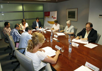Raúl Murillo Villar y Elena Santiago Clemente (en el extremo de la mesa) con los representantes de las entidades no lucrativas. (Foto Caja de Burgos)