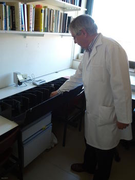 Arturo Pérez Eslava, catedrático de Genética de la Universidad de Salamanca, muestra un difusor de luz para muestras de 'Phycomyces blakesleeanus'.