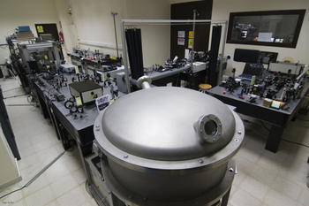 En primer plano, el compresor en vacío del láser de 20 teravatios. Foto: Javier Rodríguez Vázquez de Aldana.