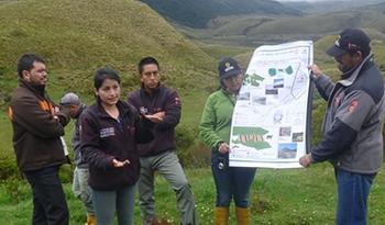 Los estudiantes Jésica Ortega y Danny Guerra investigan el cambio climático (FOTO: PUCE-SI).