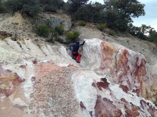 Contacto por falla inversa entre los granitos carboníferos y los sedimentos de la cuenca del Duero en Horcajuelo. Foto: Javier Fernández Lozano.