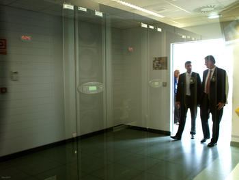 Dos personas pasan ante el superordenador alojado en el edificio CRAI-TIC de la Universidad de León.