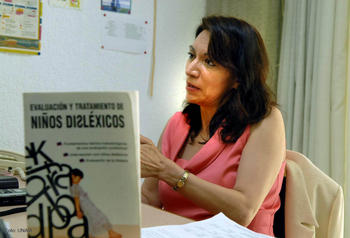 Laura Edna Aragón Borja en la presentación de su libro 'Evaluación y tratamiento de nños disléxicos'.