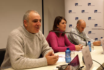 Jesús G. Ochoa de Alda, de IE University, y los investigadores de la Fundación Centro de Supercomputación de Castilla y León, Ruth Alonso y Jesús Lorenzana.