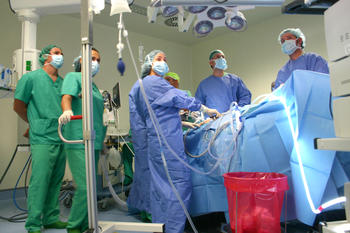 Doctores del Hospital San Juan de Dios de León realizan una cirugía.