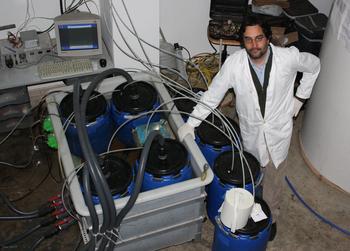 El investigador, junto al sistema experimental en las instalaciones del IRENA.