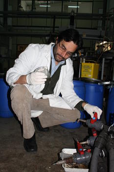 Daniel Blanco, responsable de BYDT, obtiene líquido de los residuos sometidos a ensayo.