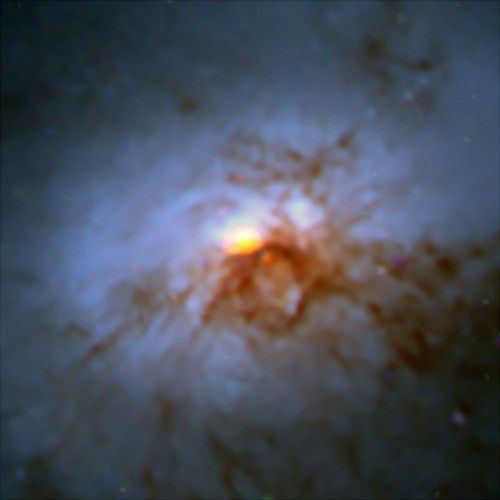 Imagen de NGC 1266 producida con datos combinados del telescopio espacial Hubble y de ALMA. Los datos de ALMA (en naranja) se aprecian en la zona central. Créditos: NASA/ESA Hubble; ALMA (NRAO/ESO/NAOJ)