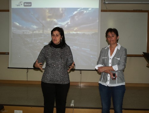 Mercedes Suárez, directora del Departamento de Geología de la USAL, a la izquierda, presenta a Ascensión Baz Lorenzo. 