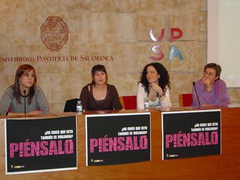 Carmen Delgado, a la derecha, presenta la campaña 'Piénsalo' junto a las alumnas del posgrado