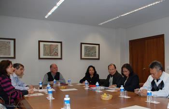 Representantes de la Universidad Sam Ratulangi en la reunión en Salamanca.