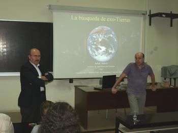 Fernando Atrio, profesor de la Universidad de Salamanca, presenta a Rafael Rebolo, a la izquierda.