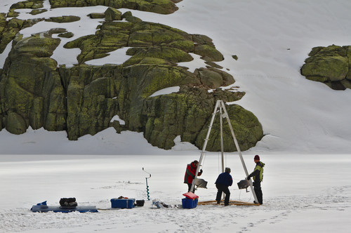 Un equipo de investigadores trabajando en la extracción de testigos sedimentarios de la Laguna de Cimera (Foto: Santiago Giralt)
