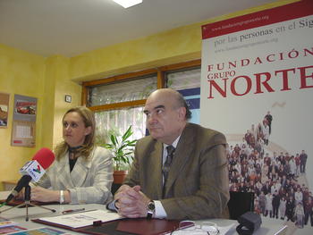La directora de Fundaicyl y el presidente de la Fundación Grupo Norte durante la firma del convenio