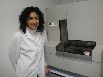La investigadora del IBGM Mercedes Durán junto a uno de los aparatos utilizados para realizar el análisis genético.
