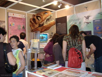 Visitantes en el stand de la Fundación de los Dinosaurios.