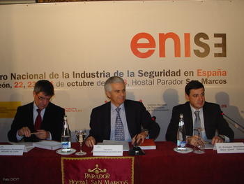De izquierda a derecha: Francisco Fernández, Francisco Ros y Enrique Martínez, en la inauguración del II Encuentro Nacional de la Industria de la Seguridad en España.