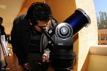 Un científico realiza observaciones a través de un pequeño telescopio.