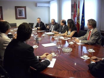 Momento de la reunión mantenida entre Tomás Villanueva y los representantes de la Asociación de Productores de Energías Renovables (APPA)