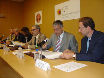 Xosé Bustelo, segundo por la derecha, firma el acuerdo.