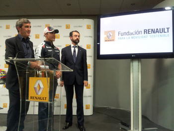 Ernesto Salas, Pastor Maldonado y Carlos Presa, director de Comunicación de Renault España, en la presentación de la Fundación para la Movilidad Sostenible.