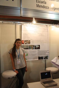 Una estudiante de Mendoza (Argentina), muestra un proyecto para combatir los problemas que causa el arsénico en el agua.