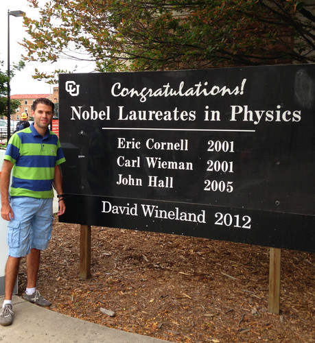 Carlos Hernández, junto a una placa que recoge los premios Nobel en Física logrados en la Universidad de Colorado. Foto: Carlos Hernández.
