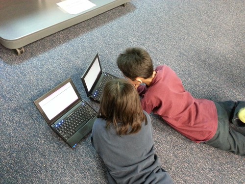 Jóvenes con ordenadores. Foto: F. Descubre.