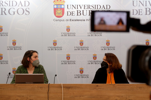 La investigadora del ICCRAM Rocío Barros (izda.) y Cristina Alonso Tristán, coordinadora de la edición de 2021, durante las VII Jornadas de Investigadoras de Castilla y León.