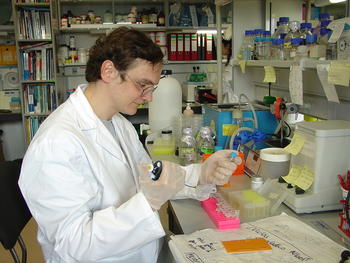Un joven investigador en los laboratorios del Centro del Cáncer.