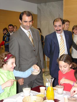 El consejero de Sanidad, César Antón, visita a los niños durante el desayuno saludable
