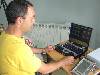 Ángel Couto, profesor de Hidráulica de la Universidad de León, ante el ordenador desde el que se controla el sistema de medición de regadíos.
