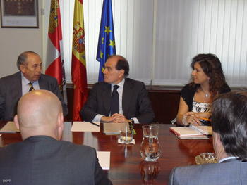 José María González Vélez, presidente de APPA (a la izquierda), en un momento de la reunión mantenida con Tomás Villanueva.