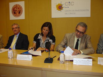 Pilar Perote y Gómez Asencio firman en presencia del consejero de Sanidad.