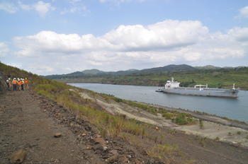 Los geólogos, en el Canal de Panamá.