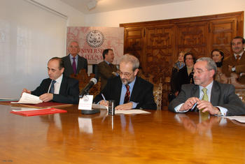 Firma del convenio entre la Fundación Patrimonio Histórico y la Universidad de Salamanca.