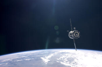 Reproducción artística de la nave especial SOYUZ aproximándose a la Estación Espacial Internacional. Foto: CSIC.